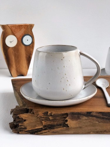 Kubek ceramiczny ze spodkiem w stylu boho