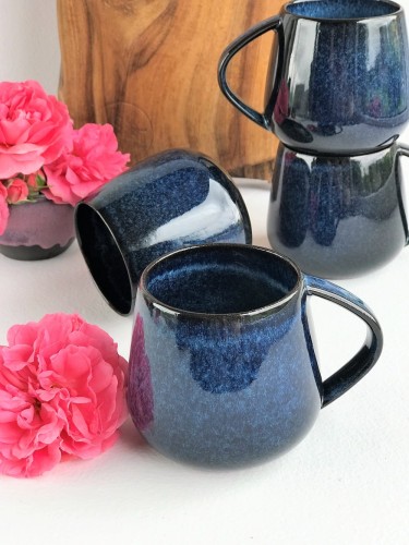 granatowy kubek ceramiczny ręcznie robiony