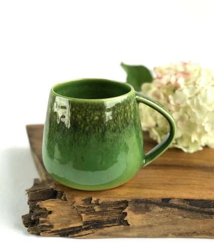 zielony kubek ceramiczny beczułka