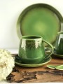 zielona filiżanka ceramiczna ze spodkiem