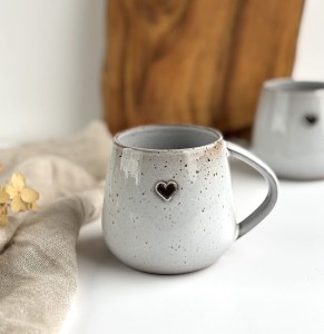 Kubek ceramiczny beczułka 320 ml w stylu boho - Cappuccino z sercem 