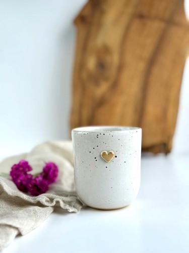 biała czarka ceramiczna z sercem