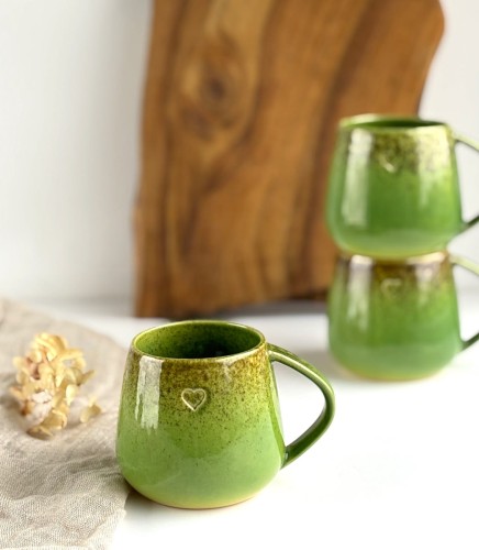 zielony kubek z sercem