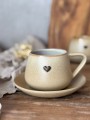 beżowe filiżanki z sercem