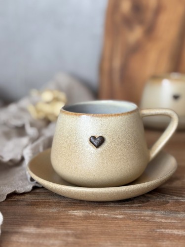 beżowe filiżanki z sercem