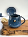 granatowy kubek ceramiczny ręcznie robiony z sercem