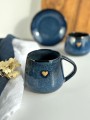 granatowy kubek ceramiczny ręcznie robiony z sercem