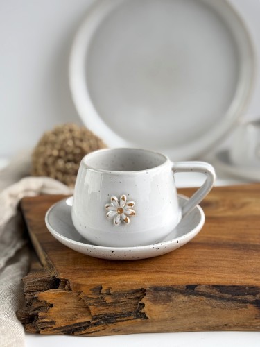 biała filiżanka ze stokrotką 250 ml