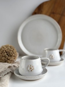 Zestaw dla dwojga - Taca + białe filiżanki ceramiczne  - Piegi ze stokrotką