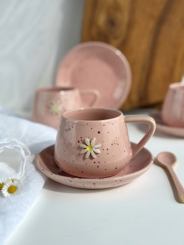 różowa filiżanka beczułka robiona ręcznie ze stokrotką 250 ml