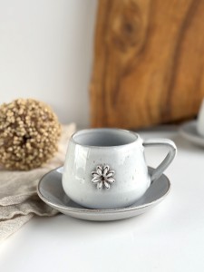 Filiżanka ze spodkiem beczułka ręcznie robiona 250 ml - stokrotka boho