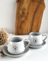 mała filiżanka do kawy w stylu boho ze stokrotką