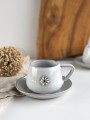 mała filiżanka do kawy w stylu boho ze stokrotką